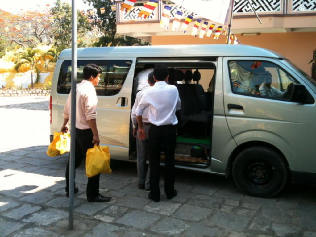 Lãnh đạo thành phố Nha Trang thăm, tặng quà các tự viện nhân Phật đản PL.2559