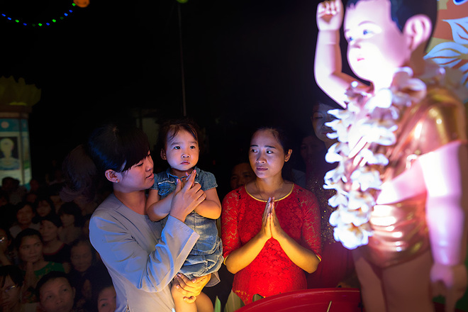 Lễ tắm Phật dưới ánh đèn lồng
