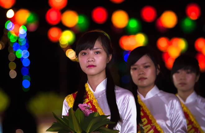 Lễ tắm Phật dưới ánh đèn lồng