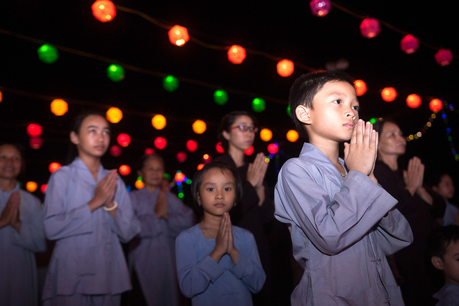 Rất đông các em thiếu niên, nhi đồng được cha mẹ đưa đến chùa tham gia lễ.