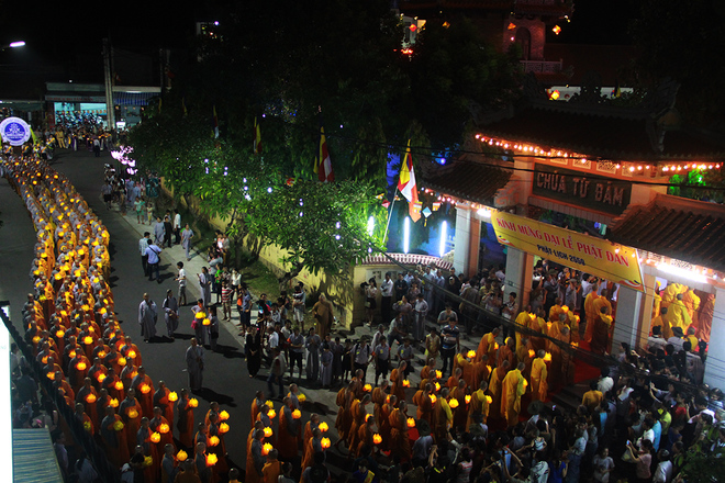 Hàng nghìn người rước Phật ở Huế