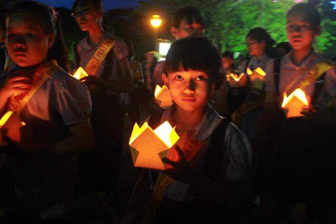 Hàng nghìn người rước Phật ở Huế