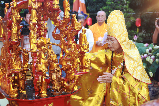 Hàng nghìn người rước Phật ở Huế