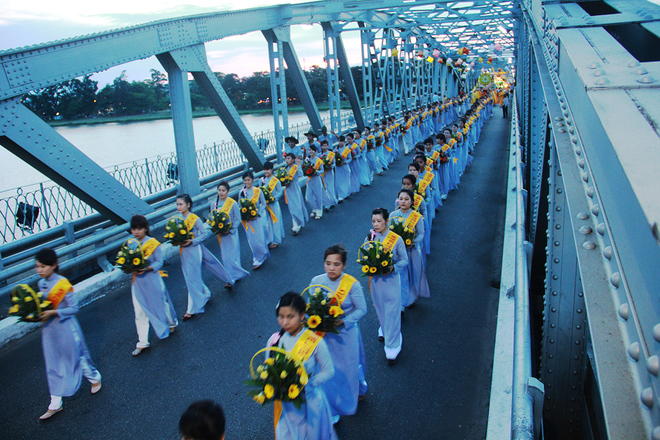 Hàng nghìn người rước Phật ở Huế