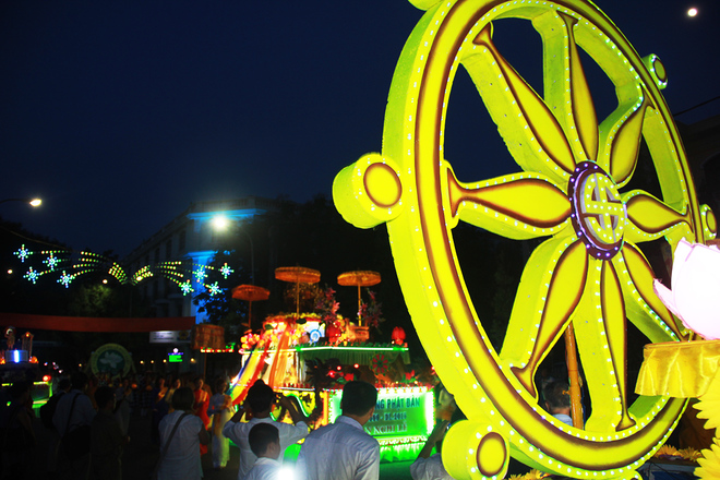 Hàng nghìn người rước Phật ở Huế