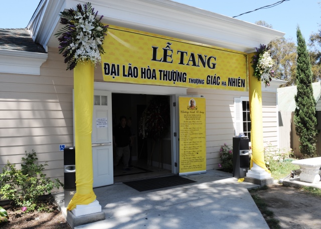 Phái đoàn Hội đồng Liên Tôn Việt Nam tại Hoa Kỳ viếng tang lễ cố HT. Thích Giác Nhiên