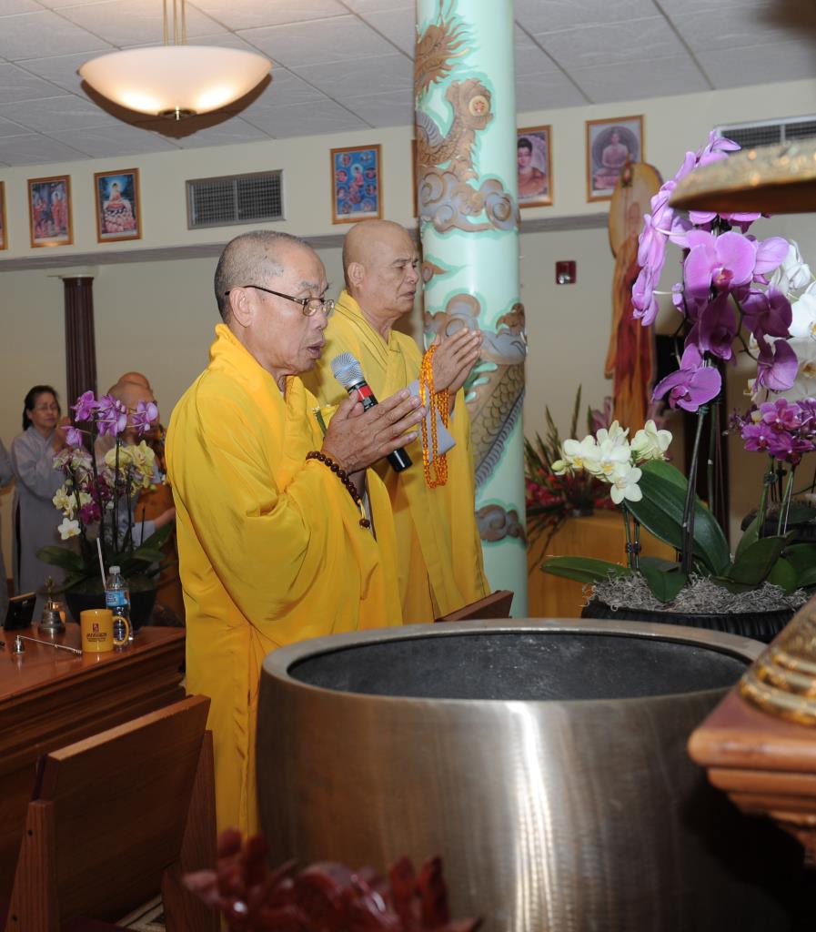 Đêm đốt nến cầu nguyện chủ đề “Hoài niệm về Mẹ”tại chùa Phước Hậu, tiểu bang Wisconsin, Hoa Kỳ.