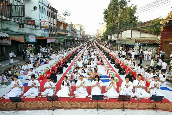 Thái Lan: Chùm ảnh hàng nghìn chư Tăng kinh hành khất thực tại Chiang Mai