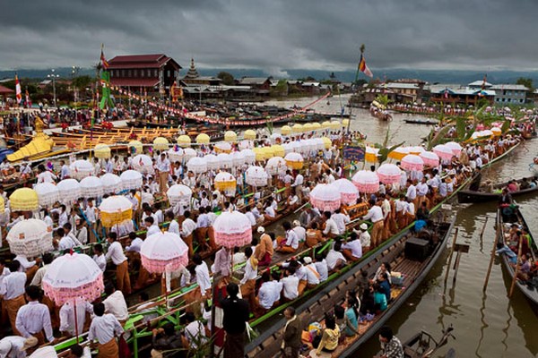 Myanmar: Chùm ảnh Lễ hội Cung nghinh tượng Phật trở về chùa Phaungtaw Oo và đua thuyền