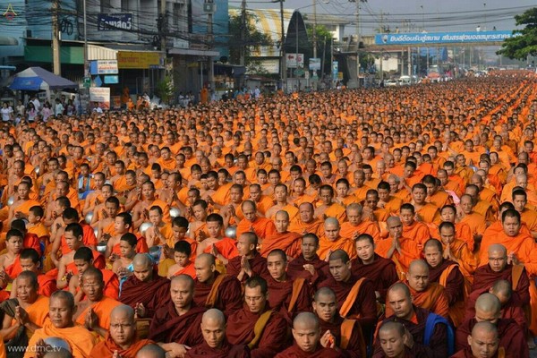 Thái Lan: Chùm ảnh 10 nghìn vị Tăng từ 9 Tỉnh thành diễu hành khất thực miền Trung