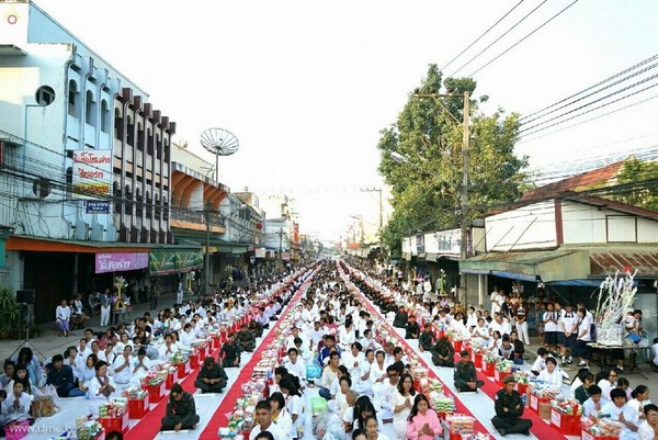 Thái Lan: Chùm ảnh hàng nghìn chư Tăng kinh hành khất thực tại Chiang Mai
