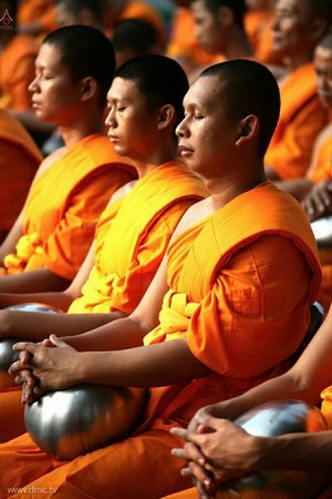 Thái Lan: Chùm ảnh 10 nghìn vị Tăng từ 9 Tỉnh thành diễu hành khất thực miền Trung