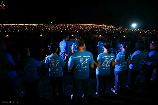 Philippines: Thiền viện Middleway, Thái Lan phối hợp với Tp Iloilo tổ chức thắp sáng hòa bình