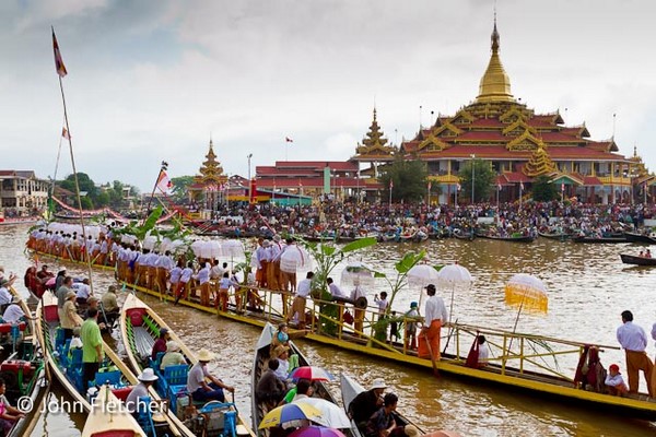 Myanmar: Chùm ảnh Lễ hội Cung nghinh tượng Phật trở về chùa Phaungtaw Oo và đua thuyền