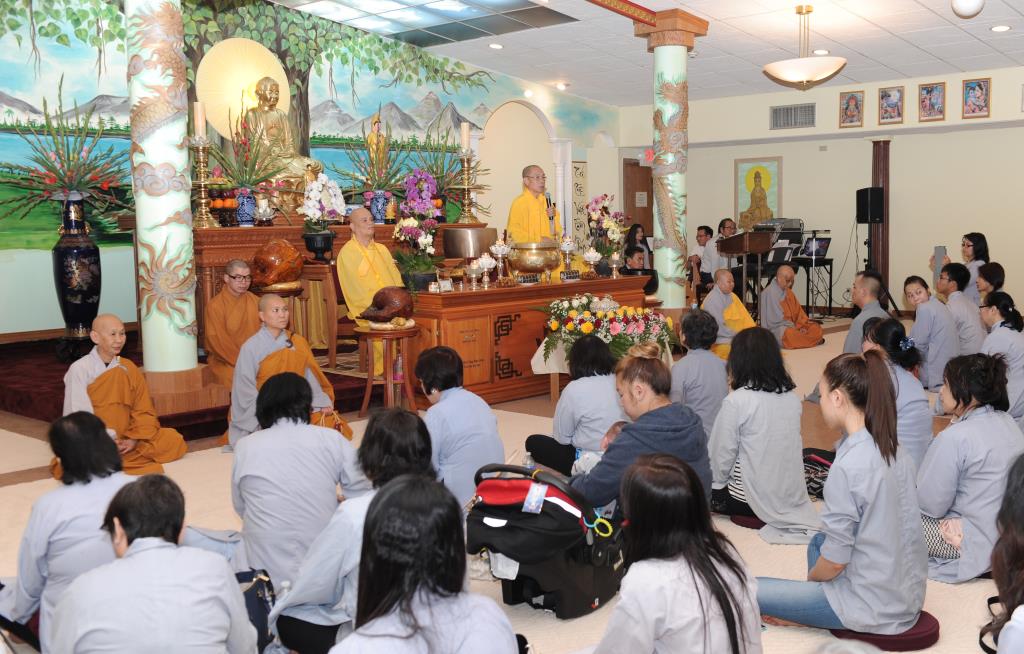 Đêm đốt nến cầu nguyện chủ đề “Hoài niệm về Mẹ”tại chùa Phước Hậu, tiểu bang Wisconsin, Hoa Kỳ.