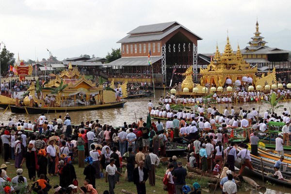 Myanmar: Chùm ảnh Lễ hội Cung nghinh tượng Phật trở về chùa Phaungtaw Oo và đua thuyền