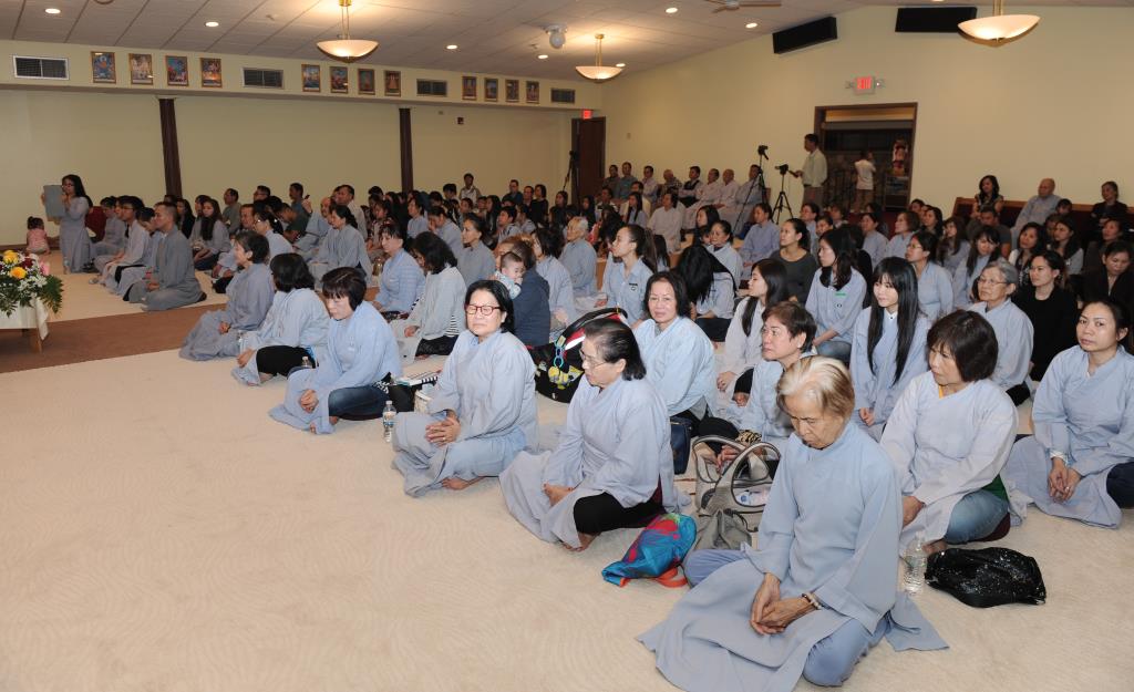 Đêm đốt nến cầu nguyện chủ đề “Hoài niệm về Mẹ”tại chùa Phước Hậu, tiểu bang Wisconsin, Hoa Kỳ.