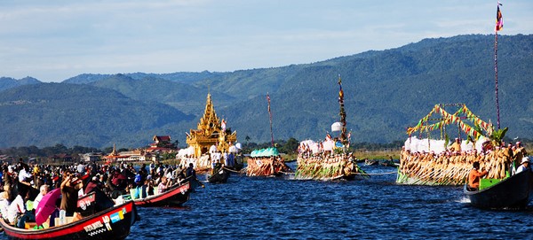 Myanmar: Chùm ảnh Lễ hội Cung nghinh tượng Phật trở về chùa Phaungtaw Oo và đua thuyền