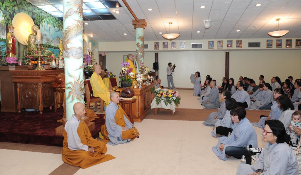 Đêm đốt nến cầu nguyện chủ đề “Hoài niệm về Mẹ”tại chùa Phước Hậu, tiểu bang Wisconsin, Hoa Kỳ.