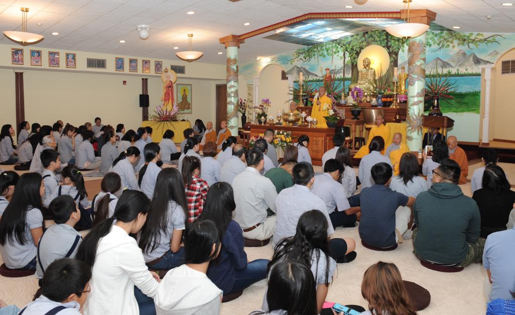 Đêm đốt nến cầu nguyện chủ đề “Hoài niệm về Mẹ”tại chùa Phước Hậu, tiểu bang Wisconsin, Hoa Kỳ.