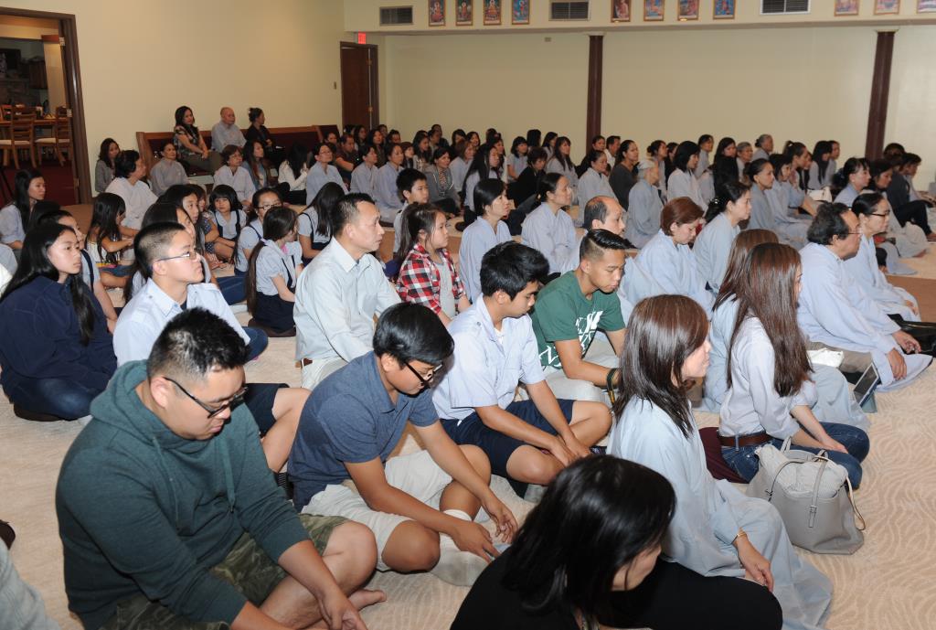 Đêm đốt nến cầu nguyện chủ đề “Hoài niệm về Mẹ”tại chùa Phước Hậu, tiểu bang Wisconsin, Hoa Kỳ.