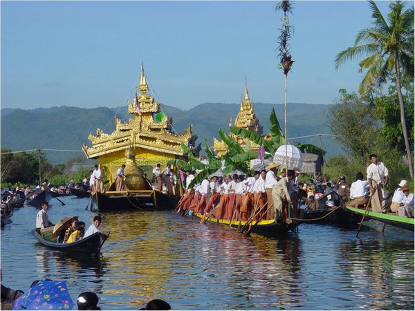 Myanmar: Chùm ảnh Lễ hội Cung nghinh tượng Phật trở về chùa Phaungtaw Oo và đua thuyền