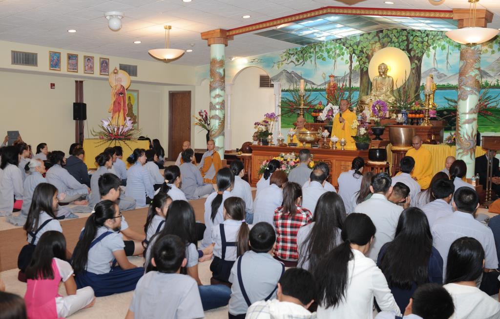 Đêm đốt nến cầu nguyện chủ đề “Hoài niệm về Mẹ”tại chùa Phước Hậu, tiểu bang Wisconsin, Hoa Kỳ.