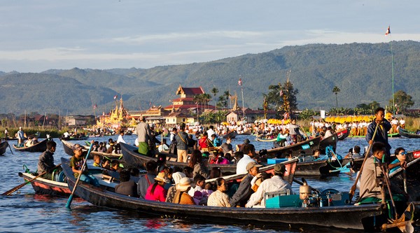 Myanmar: Chùm ảnh Lễ hội Cung nghinh tượng Phật trở về chùa Phaungtaw Oo và đua thuyền
