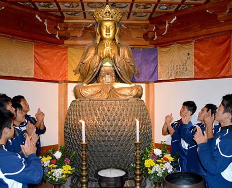 Nhật Bản: Tôn tượng Phật cổ 5 thế kỷ thu hút cầu thủ bóng bầu dục