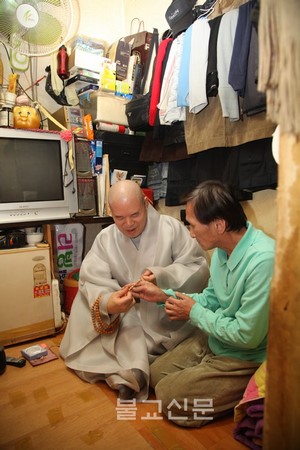 Hàn Quốc: Lãnh đạo Thiền phái Tào Khê chăm sóc những gia đình hoàn cảnh khó khăn