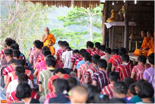 Thái Lan: Chùm ảnh Thanh thiếu niên xuất gia chúc Thọ đức Vua Bhumibol Adulyadej 87 tuổi