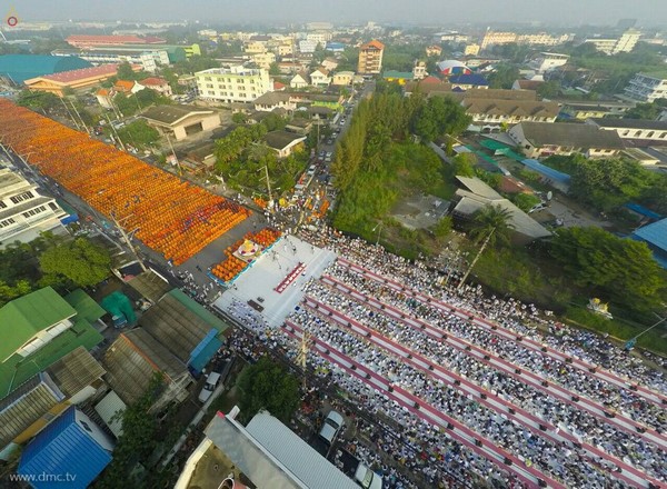 Thái Lan: Chùm ảnh 10 nghìn vị Tăng từ 9 Tỉnh thành diễu hành khất thực miền Trung