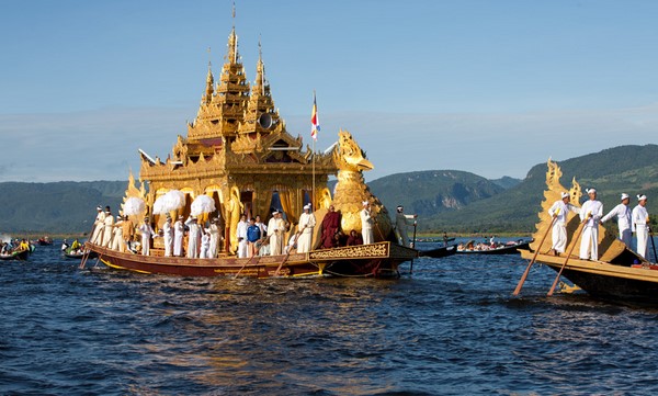 Myanmar: Chùm ảnh Lễ hội Cung nghinh tượng Phật trở về chùa Phaungtaw Oo và đua thuyền