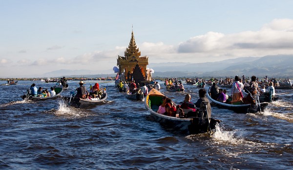 Myanmar: Chùm ảnh Lễ hội Cung nghinh tượng Phật trở về chùa Phaungtaw Oo và đua thuyền