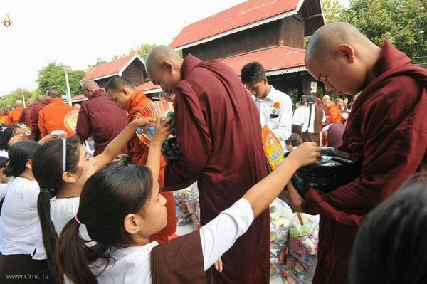 Myanmar: Chùm ảnh 10 nghìn chư Tăng diễu hành xung quanh Cố đô Phật giáo Mandalay