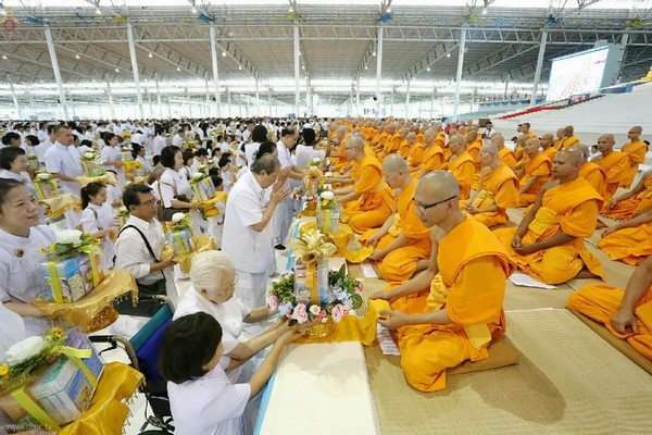 Thái Lan: Chùm ảnh cúng dường thuốc chuyên dụng cho chư Tăng