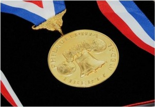 Đức Đạt Lai Lạt Ma nhận “HUY CHƯƠNG TỰ DO” của Trung tâm Hiến pháp Hoa Kỳ