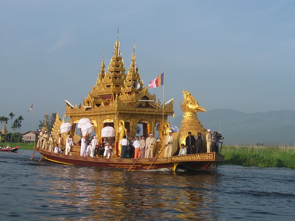 Myanmar: Chùm ảnh Lễ hội Cung nghinh tượng Phật trở về chùa Phaungtaw Oo và đua thuyền
