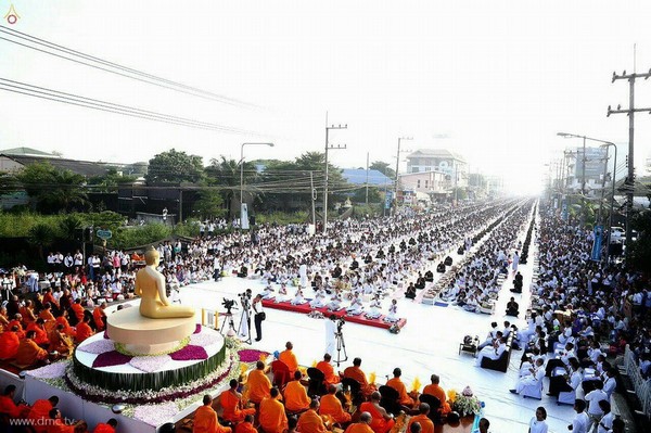Thái Lan: Chùm ảnh 10 nghìn vị Tăng từ 9 Tỉnh thành diễu hành khất thực miền Trung