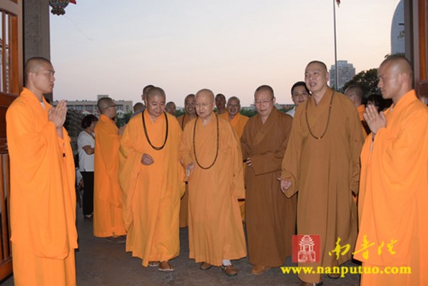 Trung Quốc: Trưởng lão Tịnh Tâm Hội trưởng Hội Hoa Tăng thế giới viếng thăm Nam Phổ Đà Tự