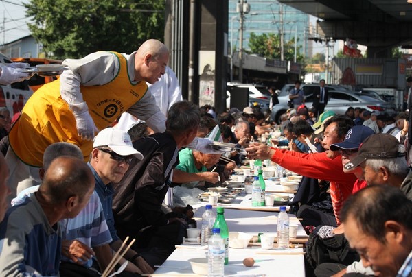 Hàn Quốc: Lãnh đạo Thiền phái Tào Khê chăm sóc những gia đình hoàn cảnh khó khăn