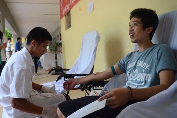 Lạt ma Ấn Độ tham gia hiến máu dành tặng các bệnh nhân nhi