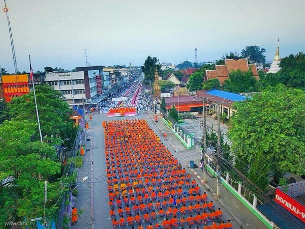 Thái Lan: Chùm ảnh hàng nghìn chư Tăng kinh hành khất thực tại Chiang Mai