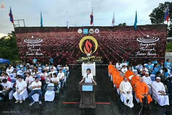 Philippines: Thiền viện Middleway, Thái Lan phối hợp với Tp Iloilo tổ chức thắp sáng hòa bình