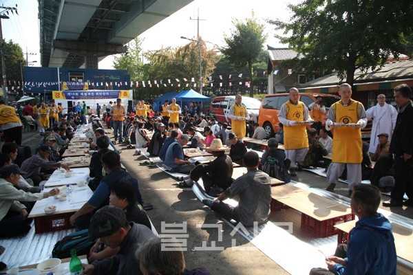 Hàn Quốc: Lãnh đạo Thiền phái Tào Khê chăm sóc những gia đình hoàn cảnh khó khăn