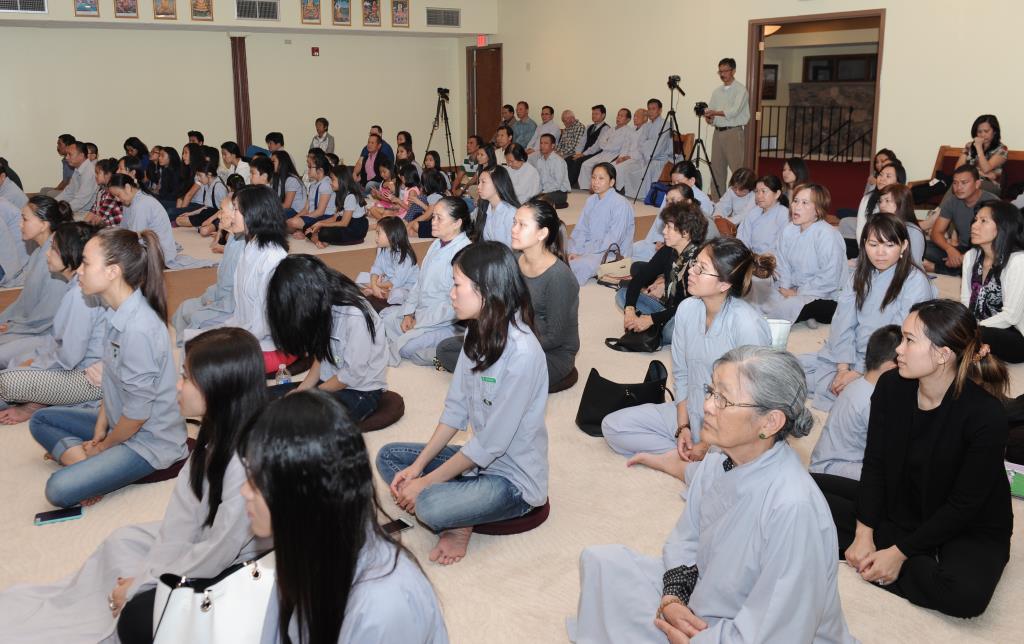 Đêm đốt nến cầu nguyện chủ đề “Hoài niệm về Mẹ”tại chùa Phước Hậu, tiểu bang Wisconsin, Hoa Kỳ.