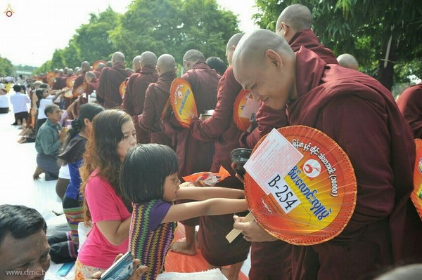Myanmar: Chùm ảnh 10 nghìn chư Tăng diễu hành xung quanh Cố đô Phật giáo Mandalay