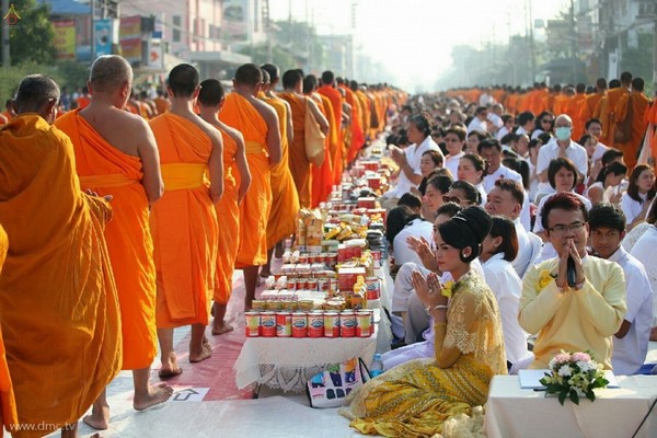 Thái Lan: Chùm ảnh 10 nghìn vị Tăng từ 9 Tỉnh thành diễu hành khất thực miền Trung