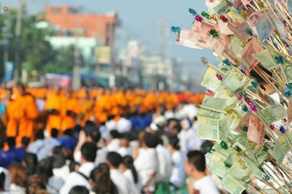 Thái Lan: Chùm ảnh 10 nghìn vị Tăng từ 9 Tỉnh thành diễu hành khất thực miền Trung
