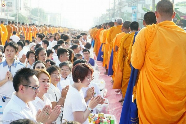 Thái Lan: Chùm ảnh 10 nghìn vị Tăng từ 9 Tỉnh thành diễu hành khất thực miền Trung